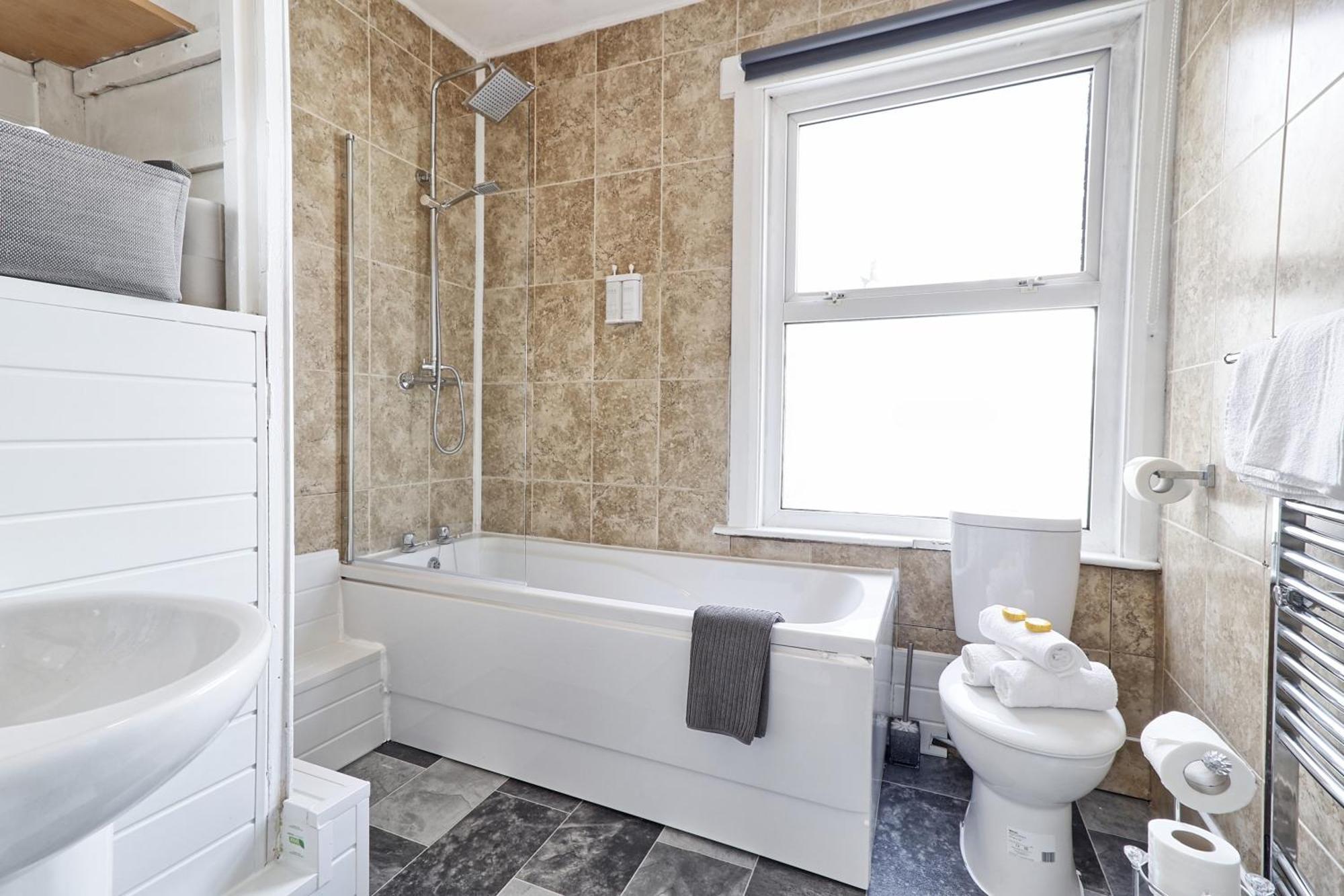 Beautiful Spacious Four Bedroom House With Parking For 2 Cars, 5 Minute Walk To Southend Station Exterior photo