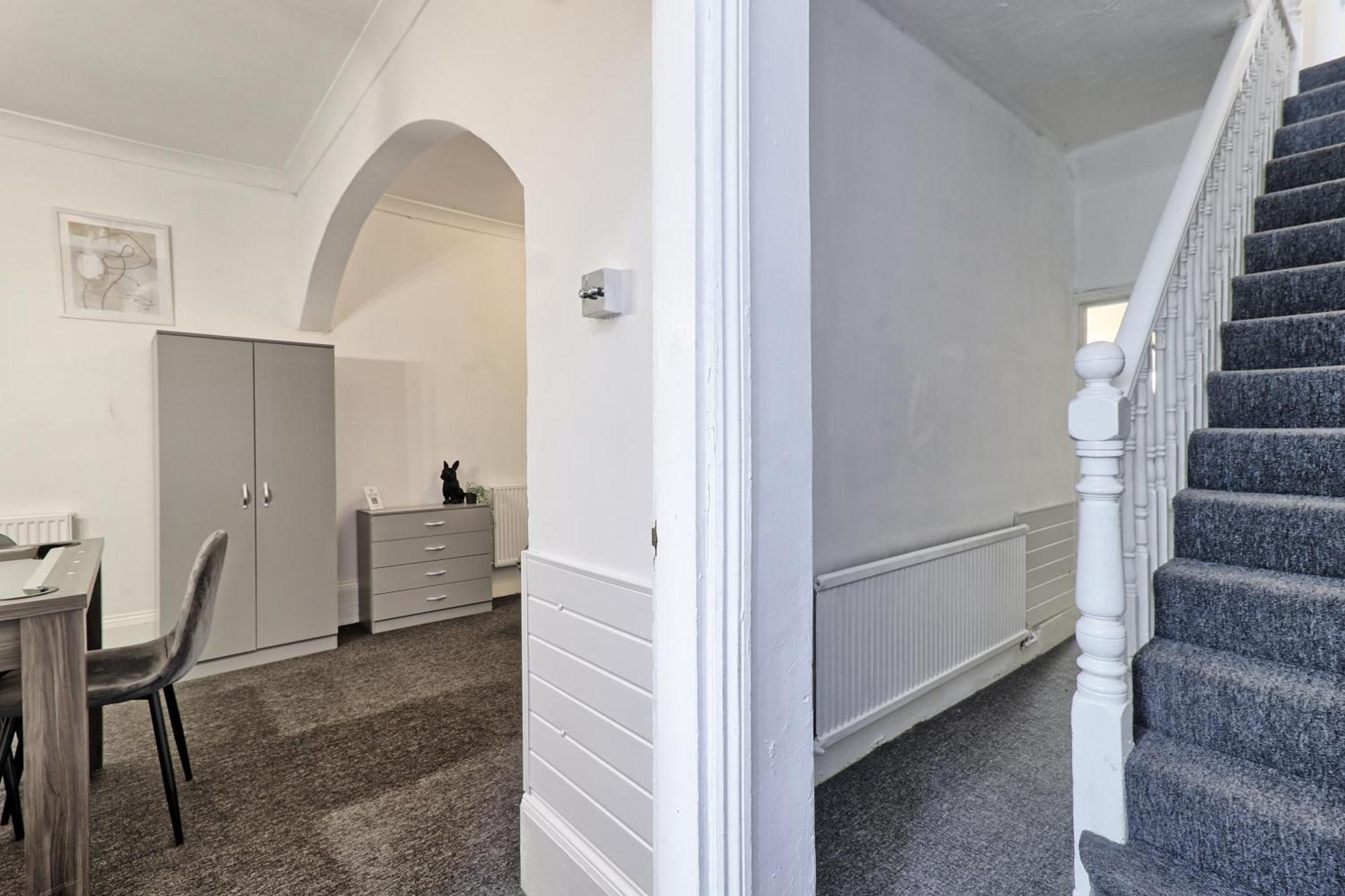 Beautiful Spacious Four Bedroom House With Parking For 2 Cars, 5 Minute Walk To Southend Station Exterior photo