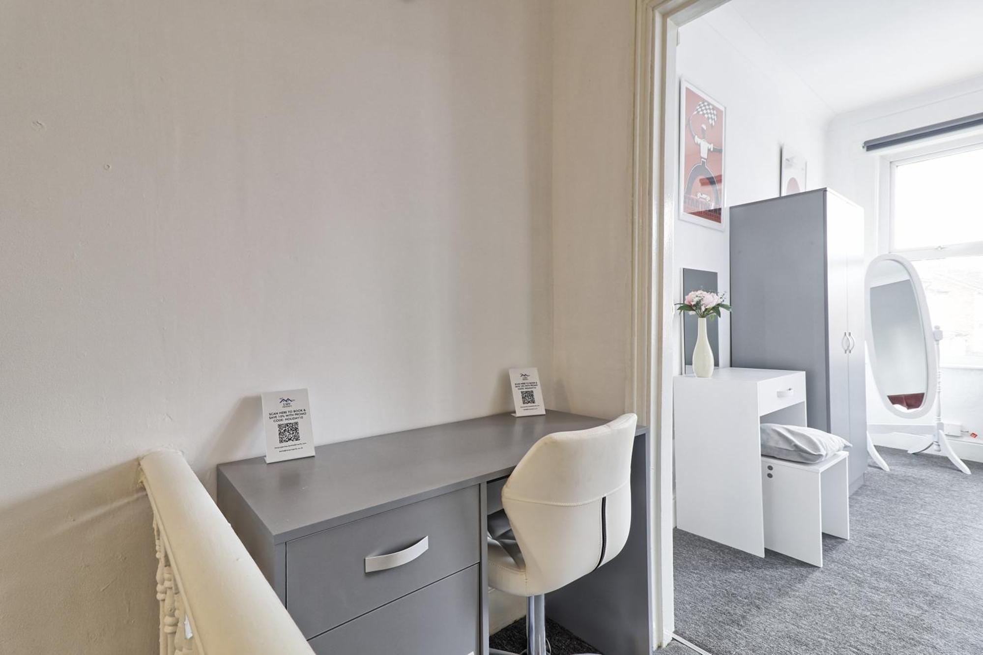 Beautiful Spacious Four Bedroom House With Parking For 2 Cars, 5 Minute Walk To Southend Station Exterior photo