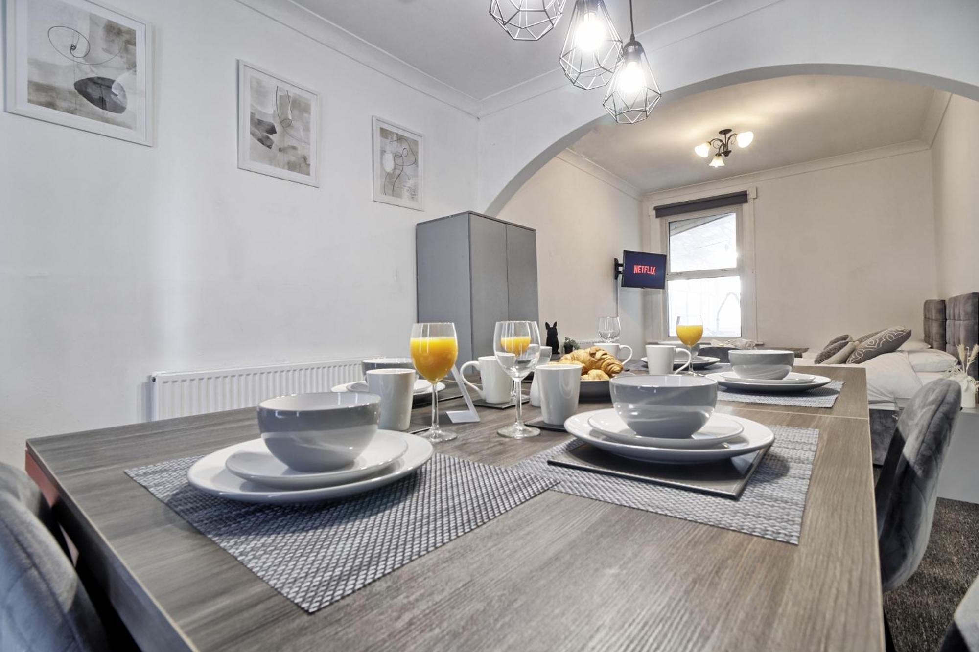 Beautiful Spacious Four Bedroom House With Parking For 2 Cars, 5 Minute Walk To Southend Station Exterior photo