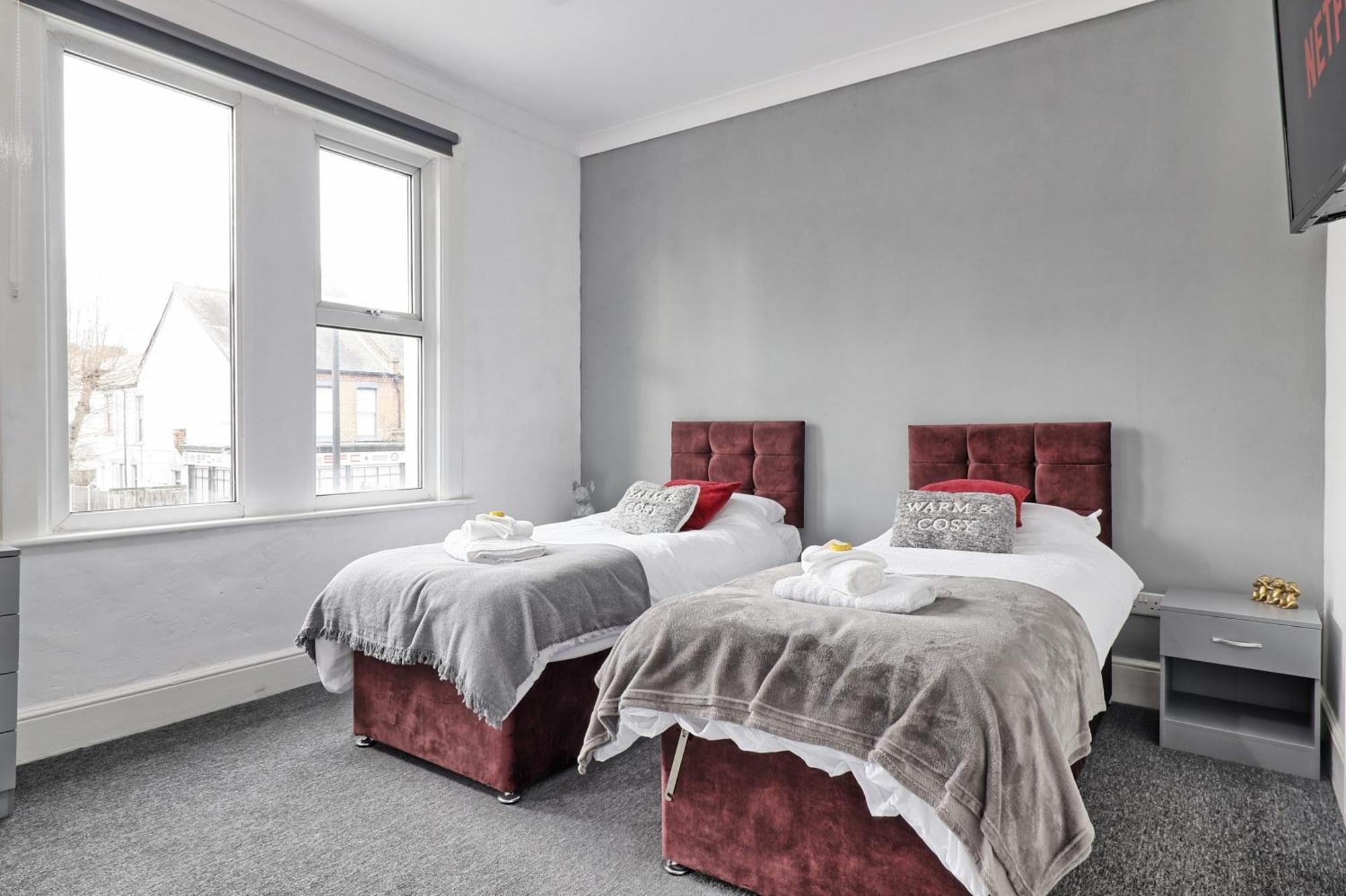 Beautiful Spacious Four Bedroom House With Parking For 2 Cars, 5 Minute Walk To Southend Station Exterior photo