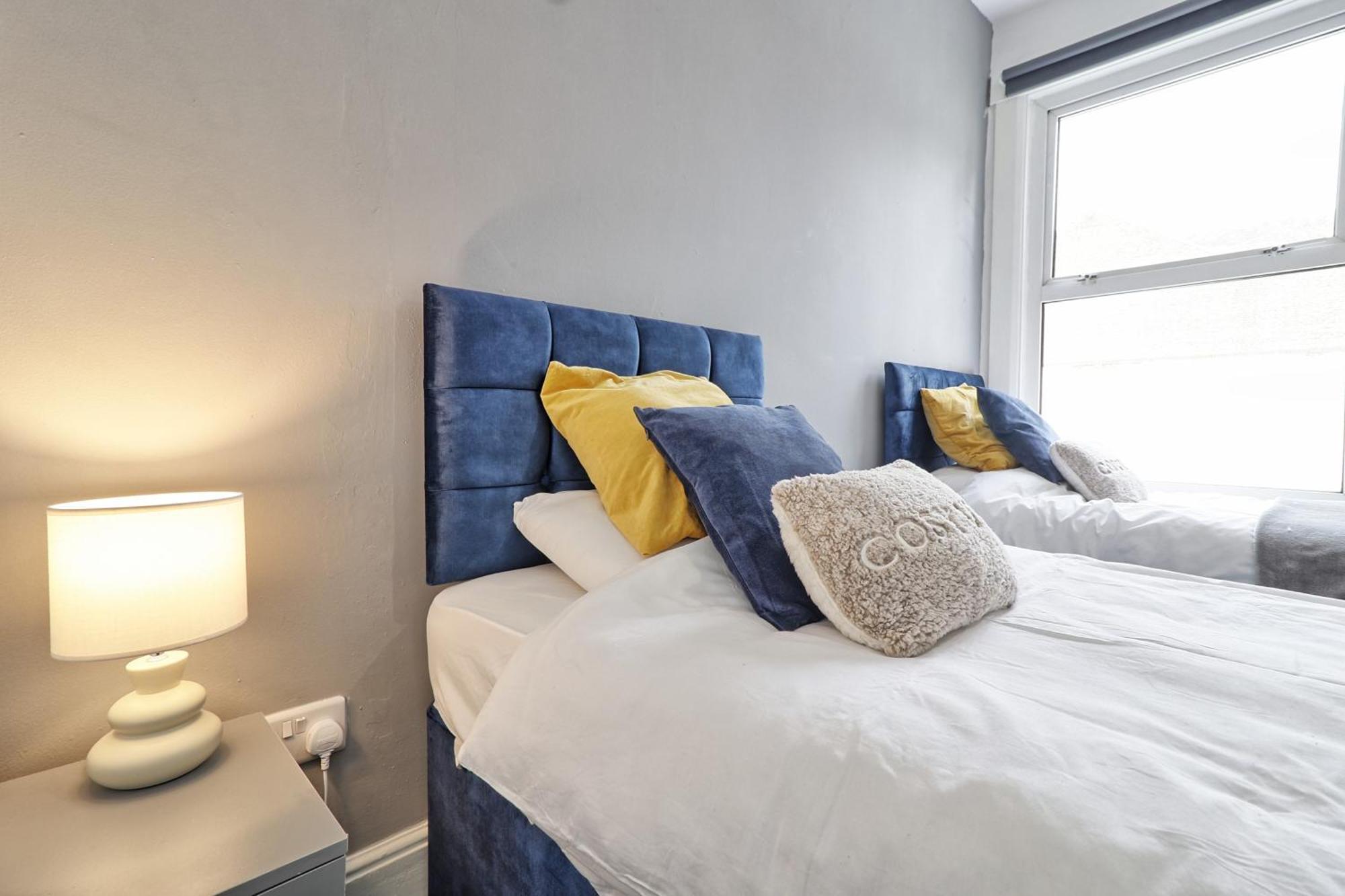 Beautiful Spacious Four Bedroom House With Parking For 2 Cars, 5 Minute Walk To Southend Station Exterior photo