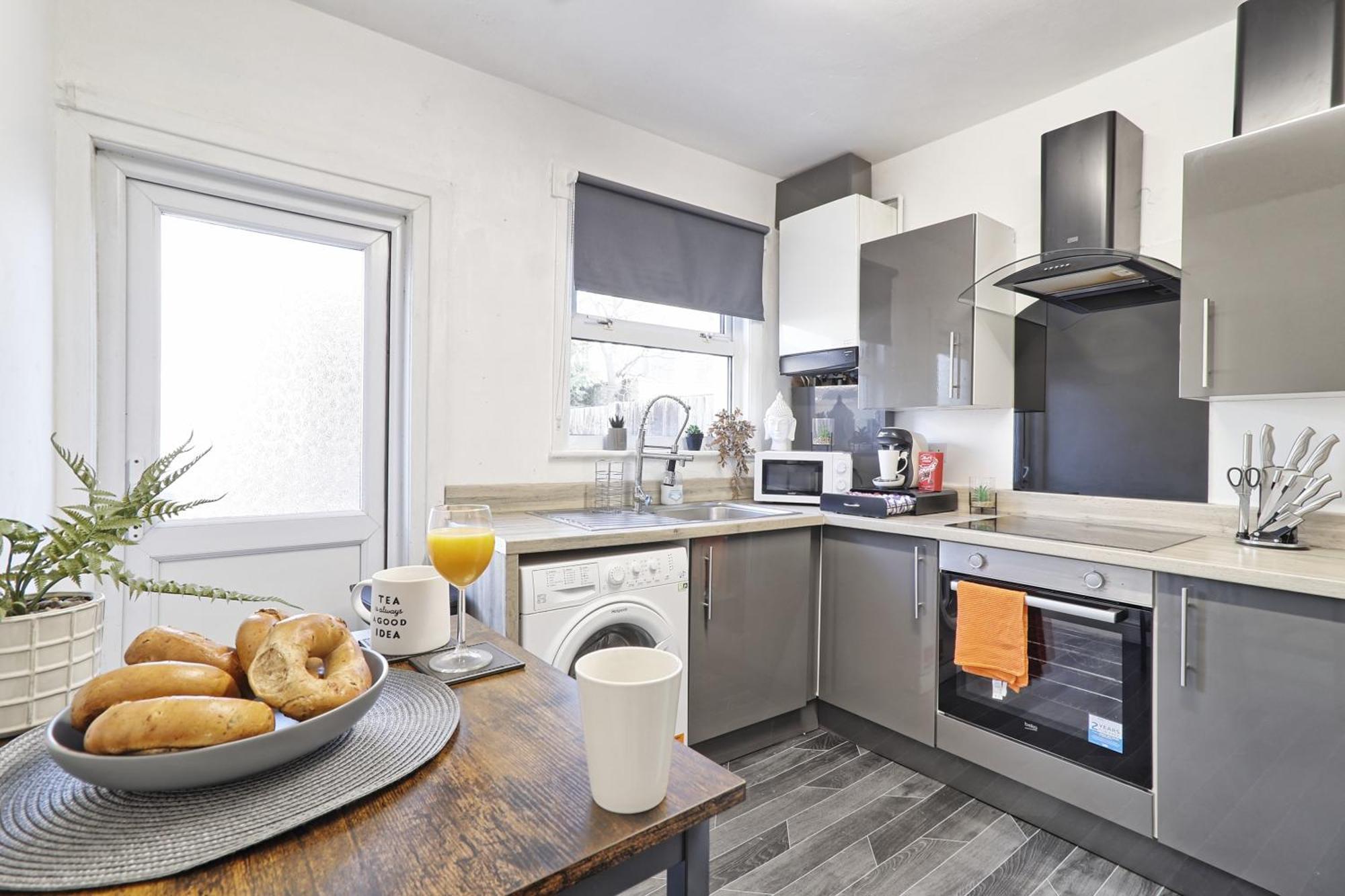 Beautiful Spacious Four Bedroom House With Parking For 2 Cars, 5 Minute Walk To Southend Station Exterior photo