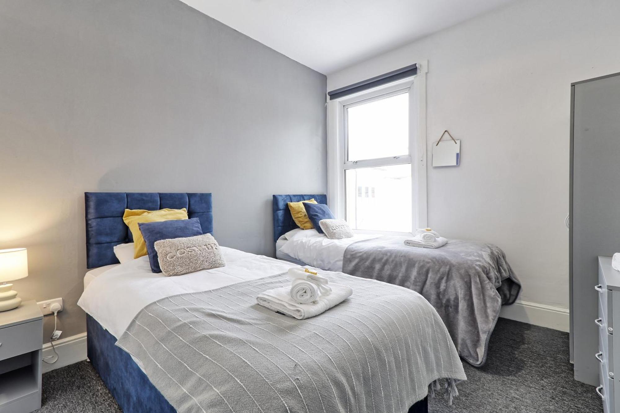 Beautiful Spacious Four Bedroom House With Parking For 2 Cars, 5 Minute Walk To Southend Station Exterior photo