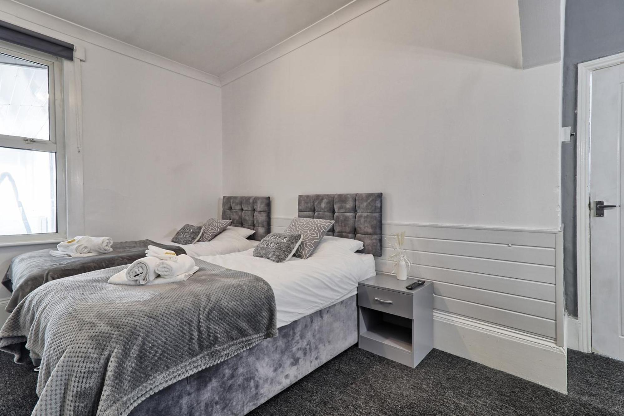 Beautiful Spacious Four Bedroom House With Parking For 2 Cars, 5 Minute Walk To Southend Station Exterior photo