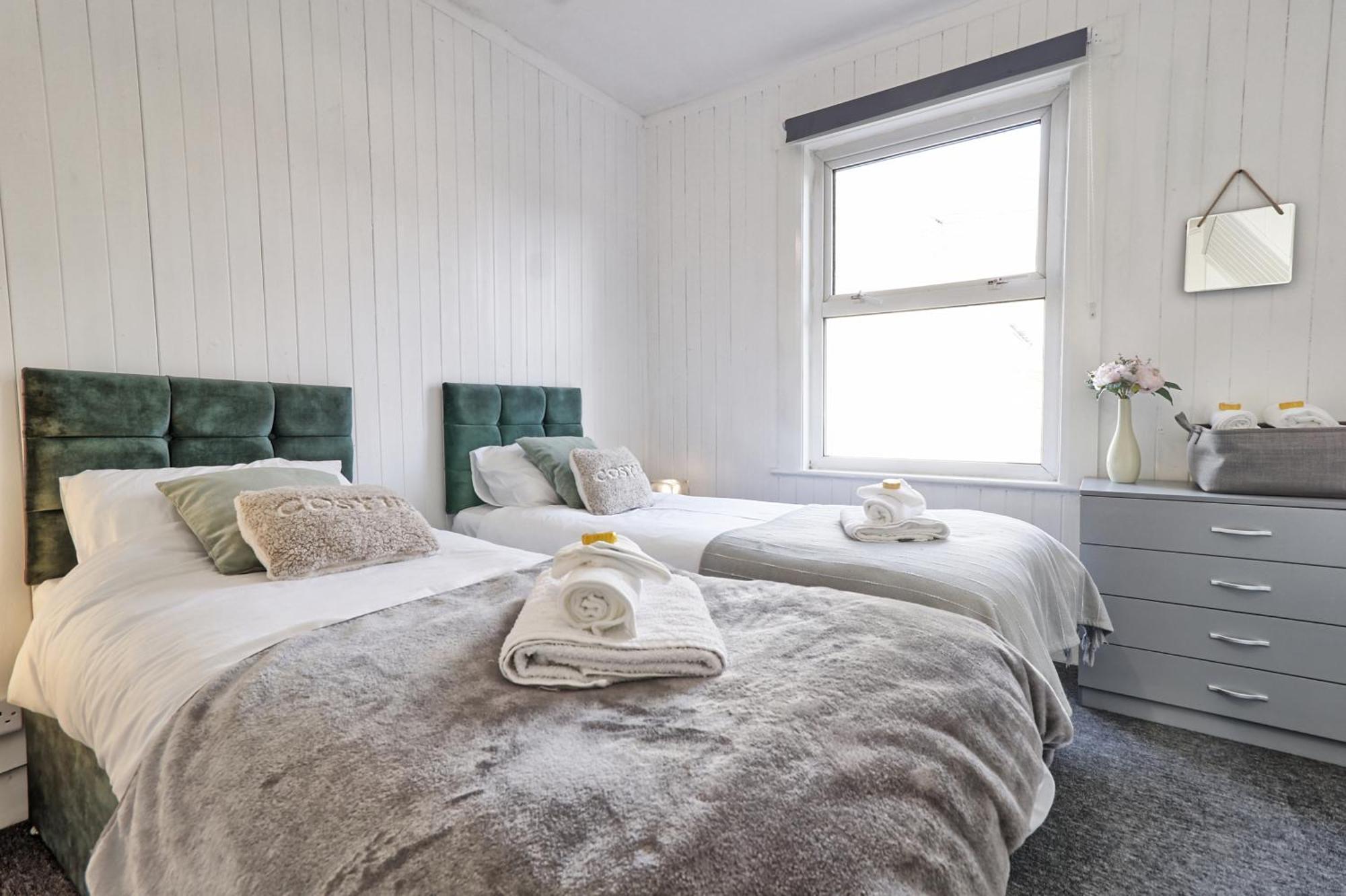 Beautiful Spacious Four Bedroom House With Parking For 2 Cars, 5 Minute Walk To Southend Station Exterior photo