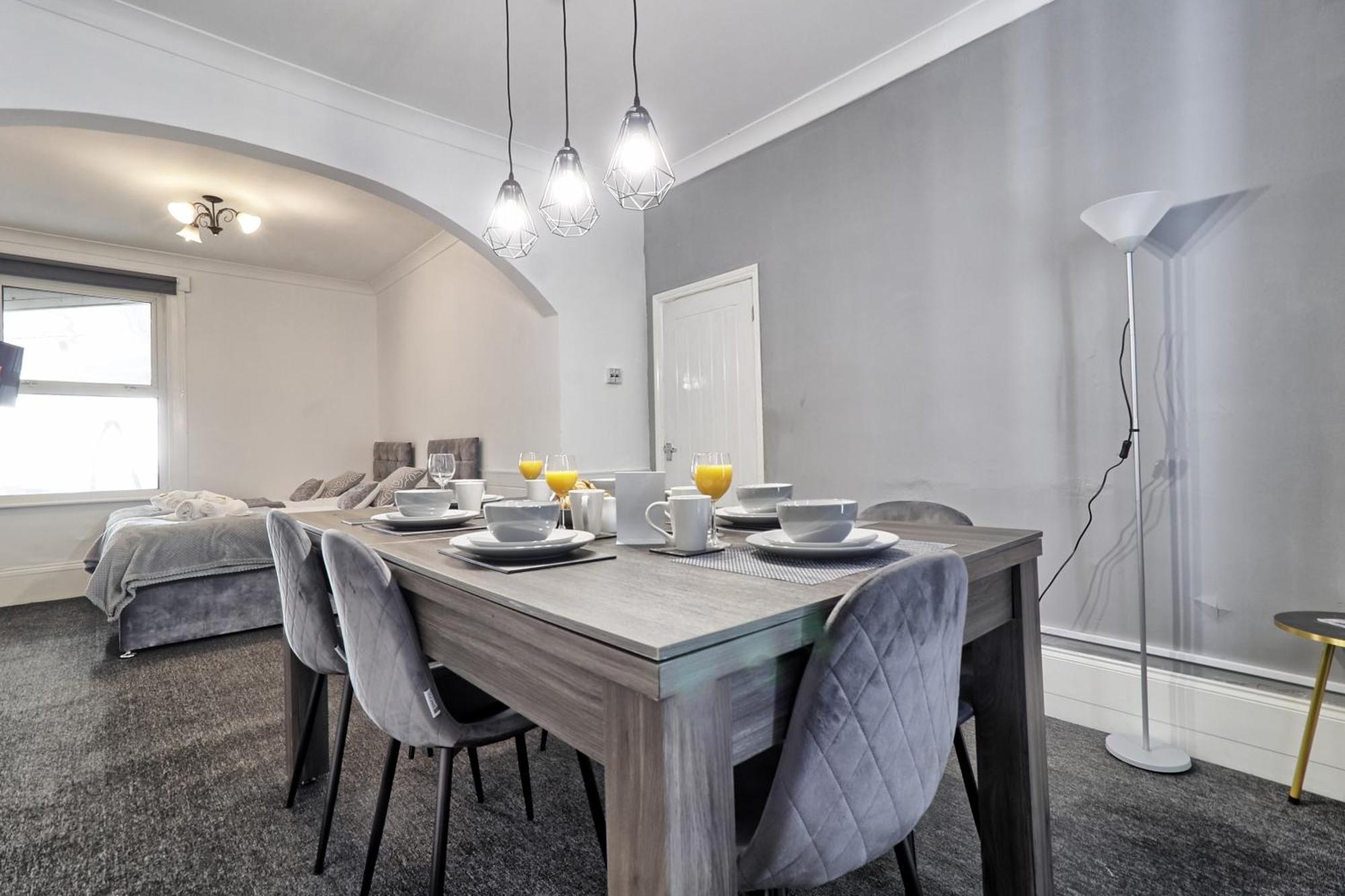 Beautiful Spacious Four Bedroom House With Parking For 2 Cars, 5 Minute Walk To Southend Station Exterior photo